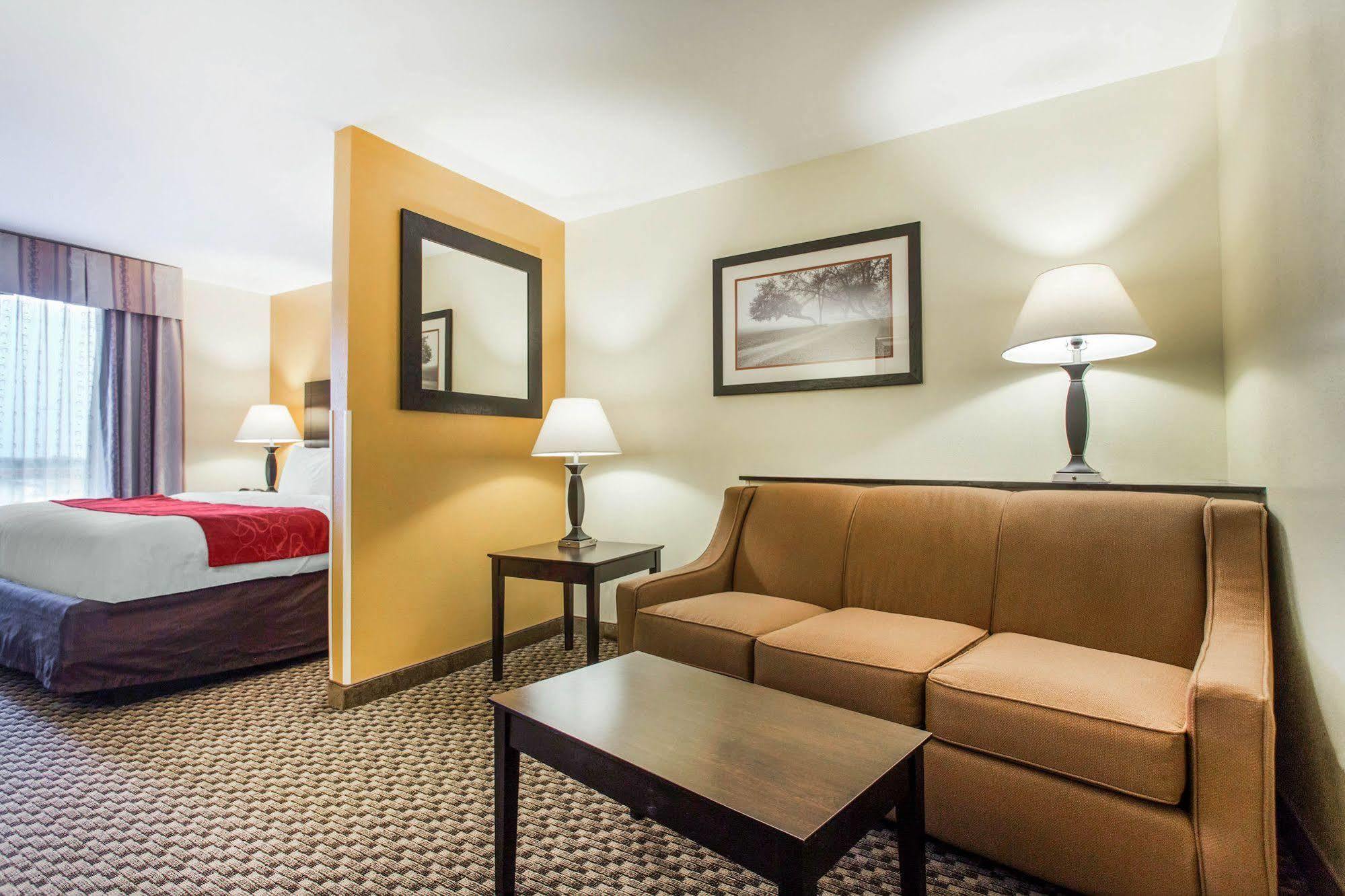 Comfort Suites Clinton Near Presbyterian College Exteriér fotografie